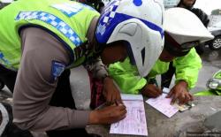 Pemotor Pakai Sandal Jepit Apakah Kena Tilang? Simak Penjelasan Polisi Berikut