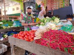 Babinsa Mulai Masuk Pasar Tradisional Cek Harga 9 Bahan Pokok