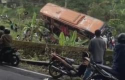 Breaking News! Naas Bus Pariwisata Tabrak Belasan Mobil dan Motor di Bali