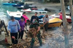 Polsek Melonguane Giat Bersih Lingkungan di Pelabuhan