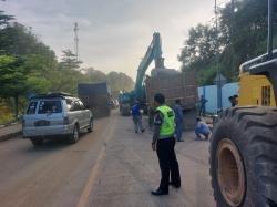 Tak Sanggup Mendaki, Truk Terguling di Tanjakan Suralaya Cilegon