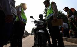 Pengendara Motor Memakai Sandal Jepit, Polisi Tidak akan Menilang