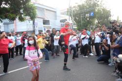 Ikut FlashMob di CFD, Ganjar Berikan Laptop untuk Seorang Anak SD