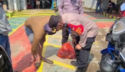 Ditilang Pakai Sandal Jepit? Pelanggar Lalu Lintas di Jalur Pantura Indramyu Diganjar Sepatu Gratis