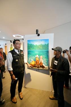 Ridwan Kamil Beli Lukisan Diri dan Keluarga saat di Sungai Aare