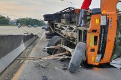 Truk Muatan Pipa Baja di Padangsidimpuan Terbalik Akibat Rem Blong