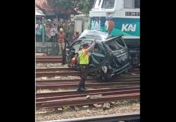 Kereta Tabrak Mobil Dekat Stasiun Tambun, Bekasi