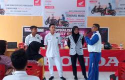 CDN Sosialisasikan Berkendara yang Benar di SMK 1 Kemuning