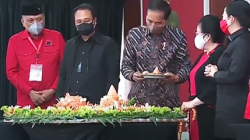 Diberi Kejutan Ulang Tahun saat Rakernas PDIP, Jokowi Beri Potongan Tumpeng Pertama untuk Megawati