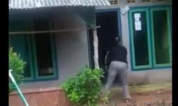 Viral Perempuan Ngamuk Hancurkan Rumah, Cemburu Mantan Suami Bawa Istri Baru