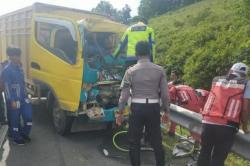 Mengantuk,  Sopir Truk Tabrak Tronton di Jalan Tol Pekanbaru 2 Luka Berat