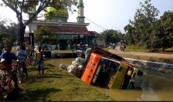 Nasib Sial Sopir, Bawa Kabur Truk Muatan Besi Bekas Malah Tercebur ke Sungai