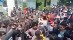 Ricuh, Demo Tuntut Layanan Kesehatan di Kantor Gubernur Jatim