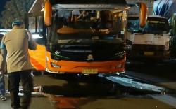 Yaa Tuhan! Sedang Asyik WA, Sopir Bus Ini Malah Keserempet Truk Hingga Masuk Kolong