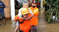 Lansia dan Anak-anak di Kecamatan Bungi Baubau Rumahnya Terendam Banjir Dievakuasi