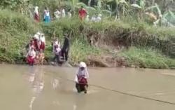 Bertaruh Nyawa Pelajar di Sukabumi Lintasi Sungai Citalahab Demi Bisa Sekolah