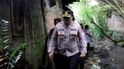 Kapolres Tanggamus Langsung Kerumah Satu Keluarga Sakit di Talang Padang