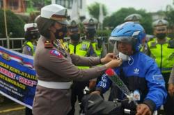 Polres Kotamobagu Bagi Bunga dan Helm di Operasi Patuh 2022