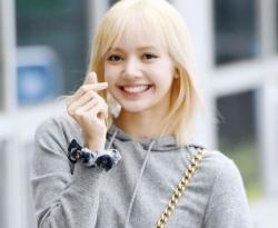 Gaya Lisa Blackpink Saat ke Paris, Pakai Busana Super Simpel