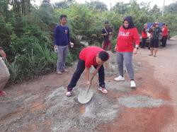 Bupati dan Wabup Basel Kompak Ikut Gotong Royong Perbaiki Jalan Rusak di Desa Rias