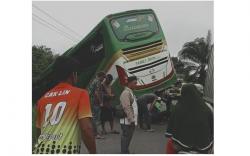 Bus Rombongan Calon Haji Kecelakaan hingga Nyaris Masuk Jurang