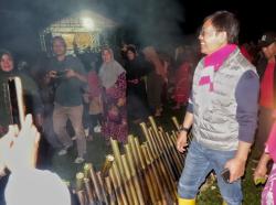 Suaib Mansur Ikut Bakar Balole di Malam Camping Ground