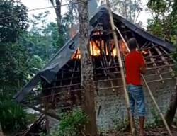 Warga Bakar Rumah Bilik di Garut, Diduga Milik Ayah Bejat yang Hamili Anak Kandungnya