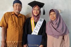 Putri Seorang Buruh Jahit Lulus Cumlaude Fakultas Ekonumi UNY