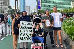 Demi Obat Anaknya, Ibu ini Bawa Poster Butuh Ganja Medis di CFD