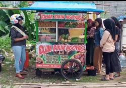 Pedagang Rujak Ulek di Lebak Keluhkan Kenaikan Harga Cabai