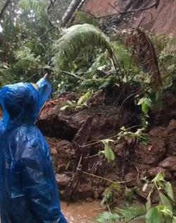 Jalan Menuju Kawah Ijen Putus, PU Rencanakan Kirim Dua Alat Berat Bersihkan Longsor