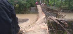 Tiga Orang Terjatuh Saat Melintas di Jembatan Gantung Sungai Ciaur yang Tiba-tiba Roboh 