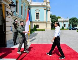 Presiden Jokowi Tiba di Kiev, Disambut Zelensky di Istana Maryinsky dengan Gembira dan Haru