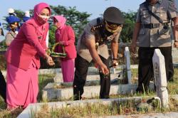 Peringati Hari Bhayangkara ke-76, Kapolresta Cirebon Pimpin Ziarah dan Tabur Bunga di TMP Cakrabuana