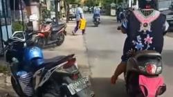 Beredar Video Celana Dalam Tutupi Pelat Nomor Motor Emak-emak, Begini Respon Netizen