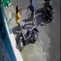 Viral, Gegara Duel dengan Maling Bercelurit, Emak-emak Berhasil Gagalkan Pencurian Motor