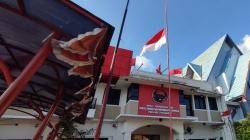 Wujud Duka Cita, Bendera Merah Putih Setengah Tiang berkibar di Sekretariat DPD PDIP Kota Bandung