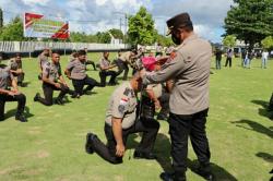 Kapolres Talaud Siram Air Kembang ke 38 Polisi yang Naik Pangkat