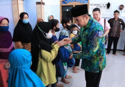 Kunjungi Warga Desa Sewaka, Bupati Pemalang Serahkan Bantuan untuk Anak Yatim Piatu