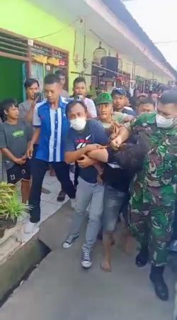 Gagal Beraksi, Pelaku Curanmor Sembunyi Di Plafon Rumah Kontrakan, Jadi Bulan-bulanan Warga