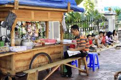 Raup Cuan dari Bisnis Warung Angkringan