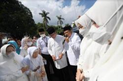 Badalkan Haji untuk Eril, Ridwan Kamil Berangkat Haji Bersama Istri dan Anak Perempuannya