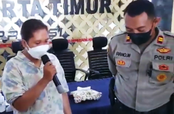 Seorang Mahasiswi Ngamuk hingga Menggigit Polisi Sampai Berdarah, Apa Penyebabnya?