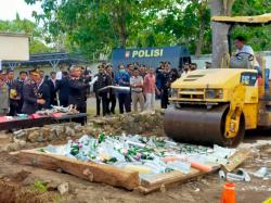 Polres Bima Kabupaten Musnahkan Ribuan Botol Miras dan Barang Bukti Lain