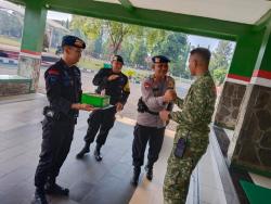 Sinergitas, Brimob Kompi 3 Batalyon C Polda Jabar Beri Kue Ultah Kepada Danyon Armed 9 Pasopati
