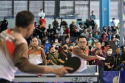 Ridwan Kamil Adu Skill Tenis Meja Lawan Kepala Kejaksaan Tinggi Jabar