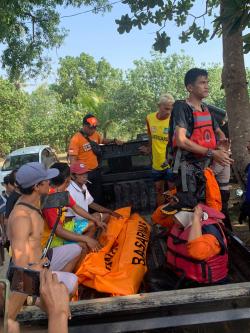 Isak Tangis Keluarga Pecah, Korban Tenggelam di Pantai Lagundi Carita Pandeglang Ditemukan