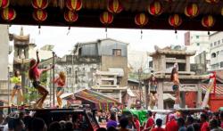 Menari Striptis di Depan Peti Mati, Ini Tradisi Pemakaman Unik yang Ada di Dunia