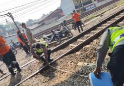 Pengendara Ojol dan Penumpang Hampir Tertabrak Kereta di Perlintasan Bekasi, Begini Kronologinya