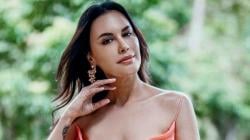 Kecantikan Tak Bertepi Sophia Latjuba Kenakan Dress Oranye Seksi dengan Aksen Belahan Super Tinggi